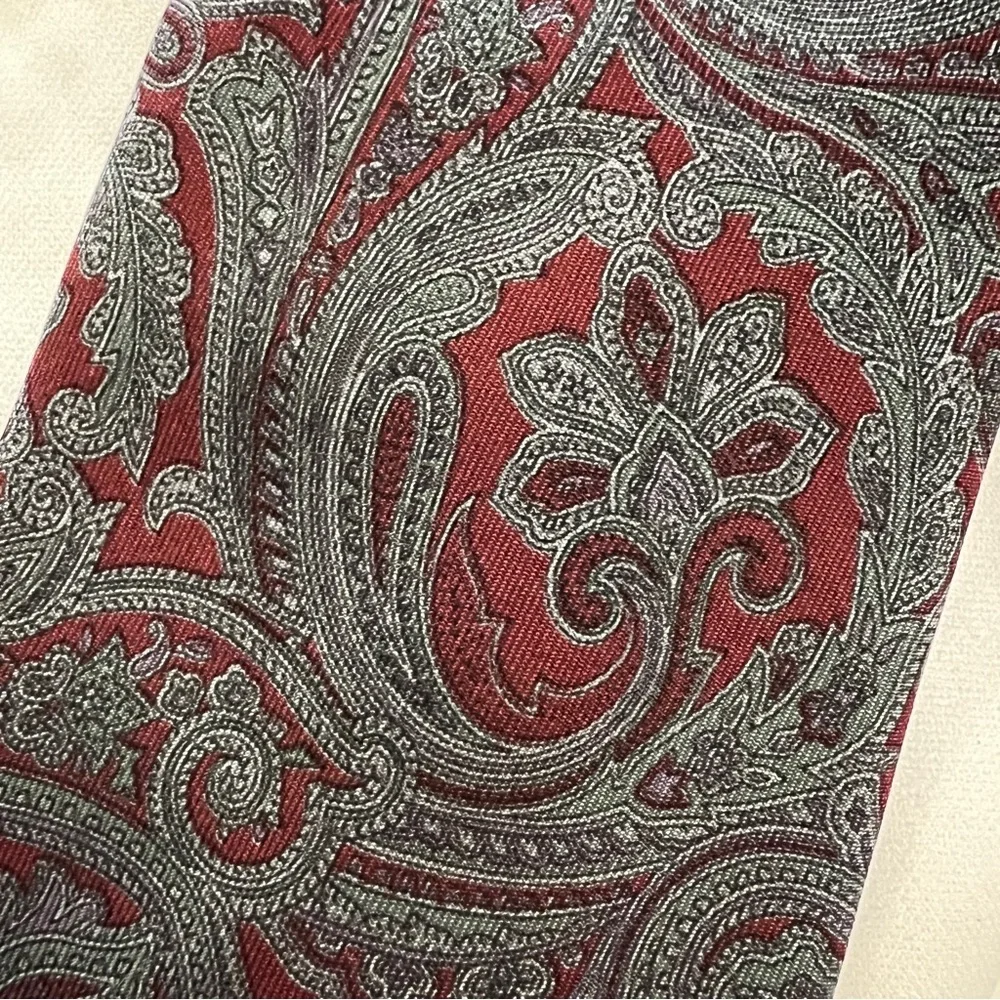 Sophisticated 100% Silk Red and Gray Paisley Tie for Formal Occasions